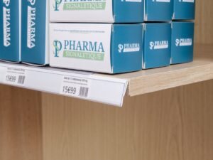 Réglette clipsable plate blanche inclinée pour étagère bois