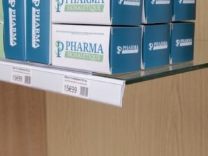 Réglette clipsable plate blanche inclinée pour étagère verre - Avec rail pour séparateur