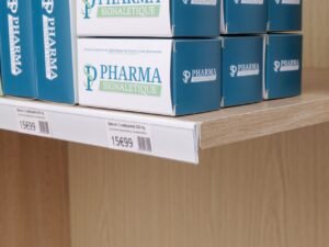 Réglette blanche adhésive plate pour étagères bois ou métal