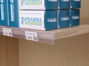 Réglette transparente adhésive plate pour étagère bois ou métal